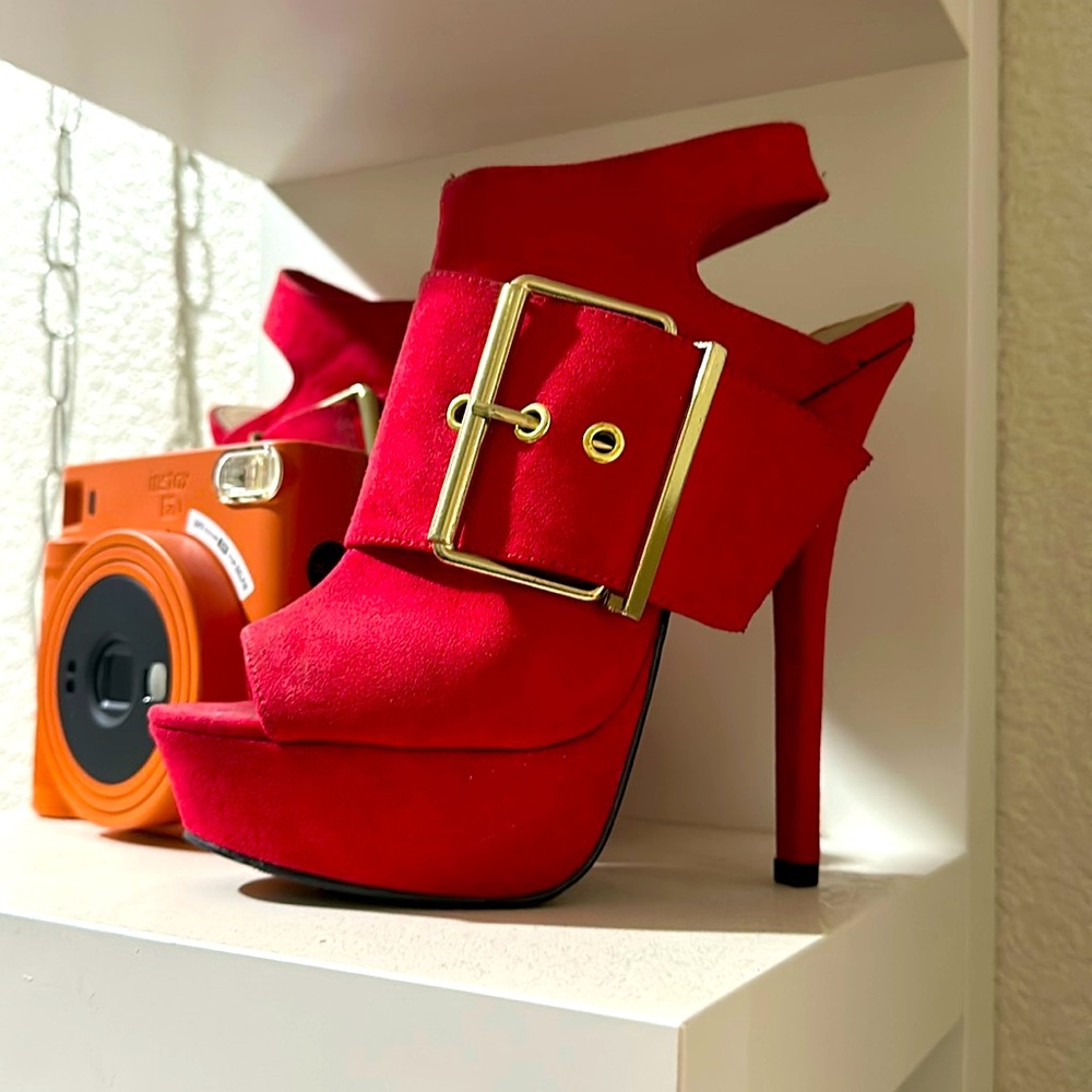 Red stiletto heeled booties 💃🏻💃🏻